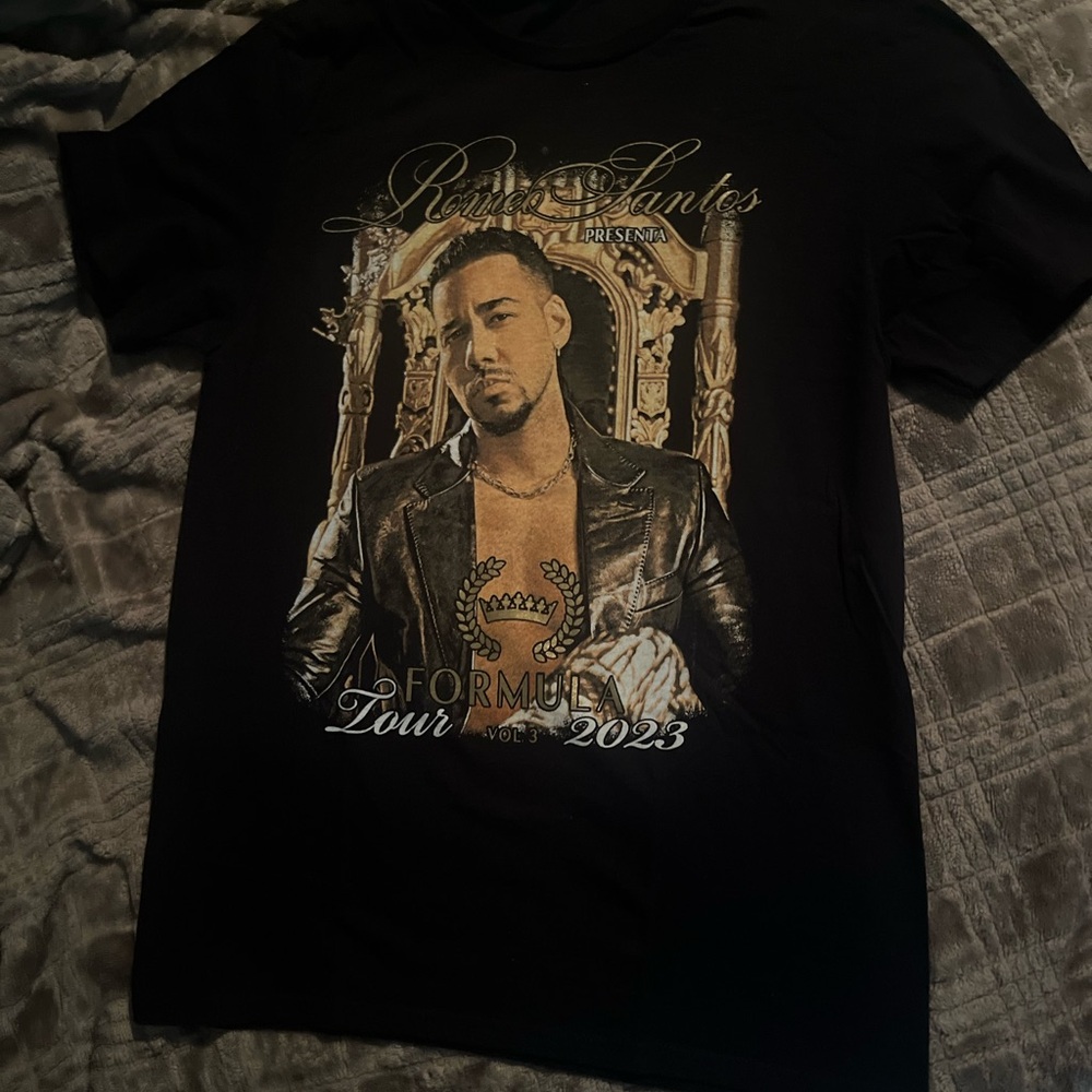 Romeo santos formula tour 2023 from fruits of the loom, size medium, graphic tee